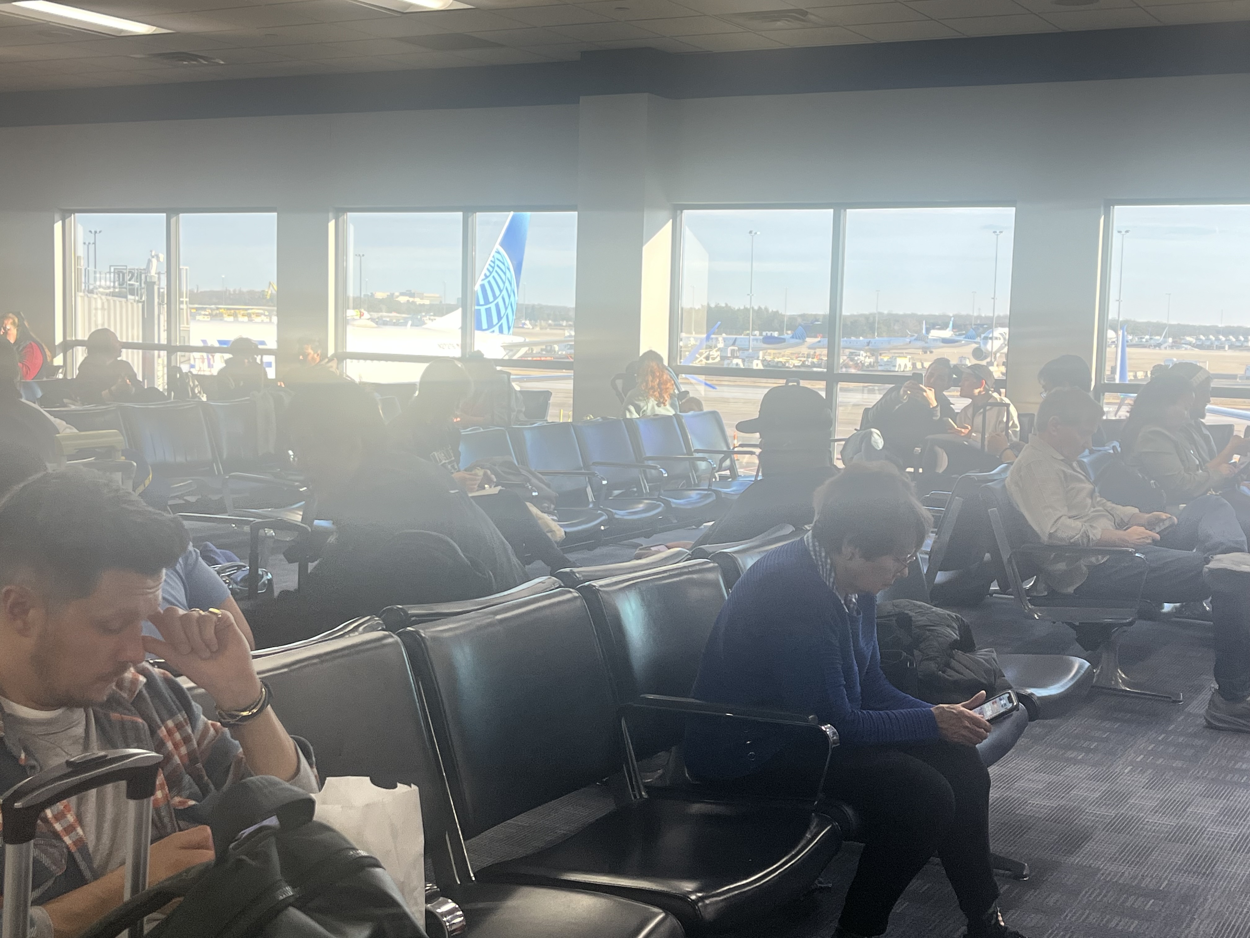 Between Departures: Moments of Waiting in the Airport Between Departures: Moments of Waiting in the Airport